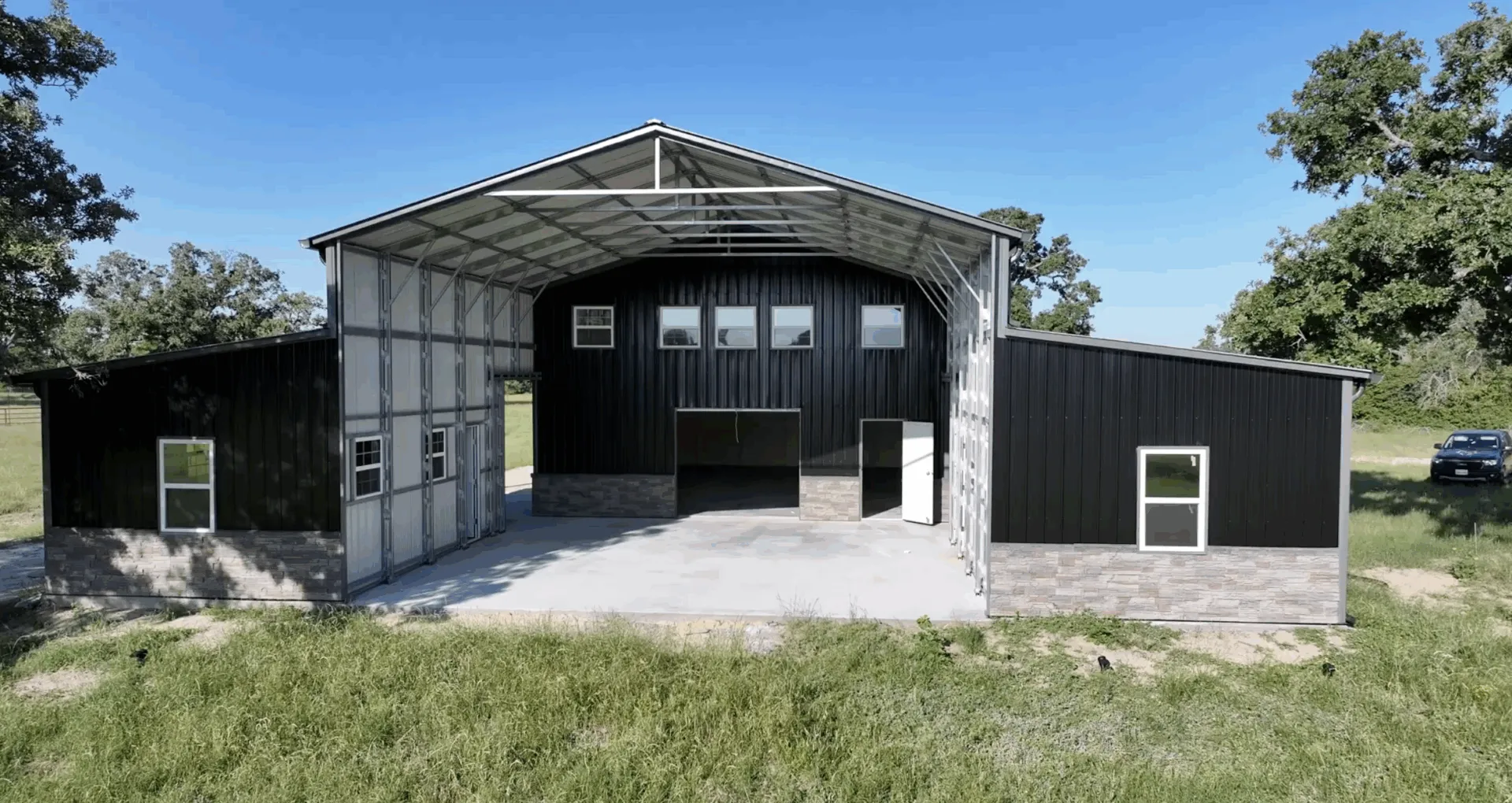 30x75 Tubular Metal Building with Dual Lean-tos in Marquez, TX. 30x75 Tubular Metal Building with Dual Lean-tos in Marquez, TX.
